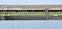 Fotos aus dem Hamburger Stadtteil Kleiner Grasbrook, Bezirk Mitte; Wassertreppe und Anleger am Holthusenkai - hinter der Hochwasserschutzanlage Lagerhäuser vom Übersee-Zentrum.