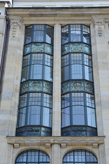 Fotos aus dem Hamburger Stadtteil Altstadt, Bezirk Hamburg Mitte; Fenster mit Schmuckdekor im Jugendstil am  Alsterhausim  Ballindamm - das Gebäude wurde 1903 errichtet Architekten Erbe, Rambatz & Jolasse.