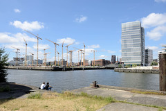 Fotografien aus dem Hamburger Stadtteil Hafencity, Bezirk Hamburg Mitte; Blick vom Baakenhhöft zu dem Baukränen auf der Baustelle vom Übersee Quartier.