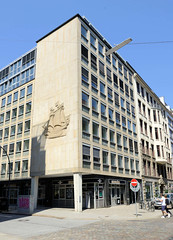 Fotos aus dem Hamburger Stadtteil Altstadt, Bezirk Hamburg Mitte; Bürogebäude an der Ferdinandstraße / Brandende - Baustil der 1960er Jahre - Fassadenrelief Segelschiff, Kogge.