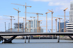 Fotografien aus dem Hamburger Stadtteil Hafencity, Bezirk Hamburg Mitte; Blick zur Baakenhafen Brücke, dahinter eine Vielzahl von Baukränen auf der Baustelle zum Überseequartier.