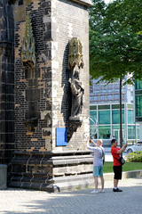 Fotos aus dem Hamburger Stadtteil Altstadt, Bezirk Hamburg Mitte; Touristen vor der Hamburger Sankt Nikolaikirche.