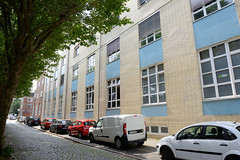 Fotos aus dem Hamburger Bezirk und Stadtteil Wandsbek; Industriearchitektur mit  großen Fenstern und gelben Ziegeln in der Von Bargen Straße.