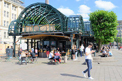 Fotos aus dem Hamburger Stadtteil Altstadt, Bezirk Hamburg Mitte; Pavillons / Imbiss auf dem Hamburger Rathausplatz.