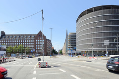 Fotos aus dem Hamburger Stadtteil Altstadt, Bezirk Hamburg Mitte; Blick in die Steinstraße - rechts sein ein Parkhaus, links Gebäude vom Altstädter Hof.