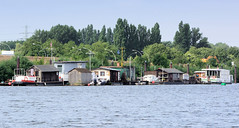 Fotos aus dem Hamburger Stadtteil Kleiner Grasbrook, Bezirk Mitte; Arbeitsschiffe / Hausboote am Berliner Ufer im Spreehafen.