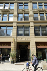 Fotos aus dem Hamburger Stadtteil Altstadt, Bezirk Hamburg Mitte;  Fassade vom Kontorhaus Burstahhof im Großen Burstah - das Gebäude wurde 1888 errichtet, Architekten Bahre & Querfeld.