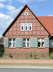 Meßdorf ist eine Ortschaft und ein Ortsteil der Stadt Bismark (Altmark) im Landkreis Stendal in Sachsen-Anhalt - Fachwerkhaus mit Schmuckziegeln und Inschriften in den Tragbalken, Fensterluken in der Meßdorfer Hauptstraße.