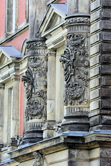 Fotos aus dem Hamburger Stadtteil Neustadt, Bezirk Hamburg Mitte; Säulen mit Schmuckdekor an der Fassade des Gebäudes der ehemaligen Oberpostdirektion im Gorch-Fock-Wall.