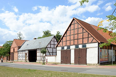 Meßdorf ist eine Ortschaft und ein Ortsteil der Stadt Bismark (Altmark) im Landkreis Stendal in Sachsen-Anhalt - historische Fachwerkhäuser in der Meßdorfer Hauptstraße.