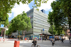 Fotos aus dem Hamburger Stadtteil Altstadt, Bezirk Hamburg Mitte; Blick über die Mönckebergstraße zum Gebäude des Kaufhauses C & A.