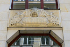 Fotos aus dem Hamburger Stadtteil Altstadt, Bezirk Hamburg Mitte; Eingangsportal mit dem Schriftzug Schiffahrtshaus in der Ferdinandstraße.