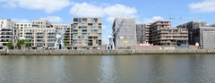 Fotografien aus dem Hamburger Stadtteil Hafencity, Bezirk Hamburg Mitte;   historische Werftkräne und Neubauten am Versmann Kai im Hamburger Baakenhafen.