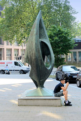 Fotos aus dem Hamburger Stadtteil Altstadt, Bezirk Hamburg Mitte; Kunst im öffentlichen Raum - Bronzeskulptur.