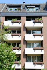 Fotos aus dem Hamburger Bezirk und Stadtteil Wandsbek; Balkons mit steinernen Blumenkästen und mit Mansarden-Wohnung / Terrassen in der Walddörferstraße.
