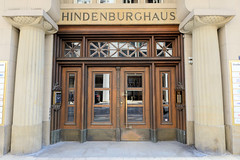 Fotos aus dem Hamburger Stadtteil Altstadt, Bezirk Hamburg Mitte; Eingang mit Schriftzug Hindenburghaus - das ehemalige  Hotel / Bankhaus am Großen / Kleinen Burstah  wurde ab 1909 errichtet, Architekten Hiller, Kuhlmann & Holzapfel.