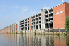 Fotos aus dem Hamburger Stadtteil Kleiner Grasbrook, Bezirk Mitte; Lagerhaus E (Parkhaus), F und G am Dessauer Ufer im Saale-Hafen.