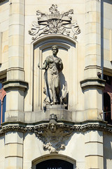 Fotos aus dem Hamburger Stadtteil Altstadt, Bezirk Hamburg Mitte; Skulptur an der Fassade vom Heintzehof am Alstertor - das Kontorhaus wurde 1900 errichtet - Architekten Krumbhaar & Heubel.