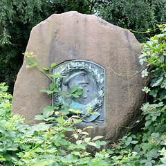 Fotos aus dem Hamburger Bezirk und Stadtteil Wandsbek; Moltke Denkmal - Findlinge mit Bronzeplakette, Eichtalpark in Hamburg Wandsbek. Der Bildhauer Carl Garbers (1864-1943) schuf das Denkmal, das 1910 aufgestellt wurde.
