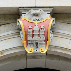 Fotos aus dem Hamburger Stadtteil Neustadt, Bezirk Hamburg Mitte; Hamburger Wappen über der Eingang des Gebäudes der Hamburger Staatsanwaltschaft am Gorch-Fock-Wall.