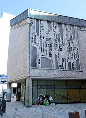 Fotos aus dem Hamburger Stadtteil Altstadt, Bezirk Hamburg Mitte; Kirchengebäude der Evangelisch reformierten Kirche in der Ferdinandstraße, errichtet 1965 - Architekt Rudolf Esch.