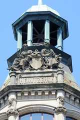 Fotos aus dem Hamburger Stadtteil Altstadt, Bezirk Hamburg Mitte; kupfergedeckter  Dachturm mit Skulpturen vom Heintzehof am Alstertor - das Kontorhaus wurde 1900 errichtet - Architekten Krumbhaar & Heubel.