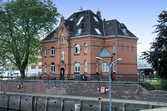 Fotografien aus dem Hamburger Stadtteil Rothenburgsort, Bezirk Hamburg Mitte; Hafenamt 3 am Brandshofer Deich / Brandshofer Schleuse. Das Verwaltungsgebäude / Wohnhaus wurde um 1909 errichtet und steht unter Denkmalschutz.