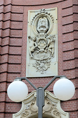Fotos aus dem Hamburger Stadtteil Neustadt, Bezirk Hamburg Mitte; Relief vom Komponisten Händel an der Fassade vom Konzertgebäude / Laesz-Halle  am Johannes Brahms Platz.