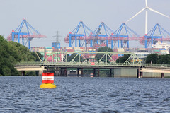 Fotos aus dem Hamburger Stadtteil Kleiner Grasbrook, Bezirk Mitte; Verbotstonne vor der Einfahrt zum Veddelkanal - Verbot der Durchfahrt und Sperrung der Schifffahrt.