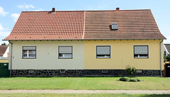 Meßdorf ist eine Ortschaft und ein Ortsteil der Stadt Bismark (Altmark) im Landkreis Stendal in Sachsen-Anhalt - Doppelhaus in unterschiedlicher Fassadengestaltung in der Meßdorfer Bahnhofstraße.