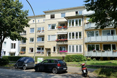 Fotos aus dem Hamburger Bezirk und Stadtteil Wandsbek; Wohnblocks im Baustil der 1960er Jahre in der Walddörferstraße - Fassade mit gelben Ziegeln und Geranien von den Balkons.