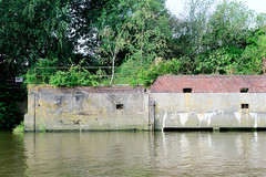Fotos aus dem Hamburger Stadtteil Kleiner Grasbrook, Bezirk Mitte; Kaianlage am Melniker Ufer im Moldauhafen.