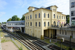 Bilder vom Bahnhof  im Hamburger Stadtteil Blankenese. Das Bahnhofsgebäude wurde 1867 errichtet und 2007 restauriert.