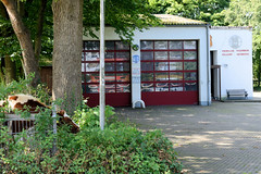 Fotos aus dem Hamburger Stadtteil Sülldorf im Bezirk Hamburg Altona; Kuh auf der Weide vor dem Gebäude der Freiwilligen Feuerwehr im Sülldorfer Kirchenweg.