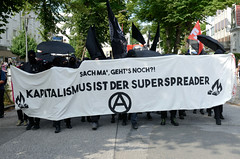 Demonstration "Wer hat der gibt" in Hamburg Blankenese am 21.08.21; Transparent - Kapitalisumus ist der Superspreader.