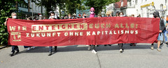 Demonstration "Wer hat der gibt" in Hamburg Blankenese am 21.08.21; Transpartent - Wir enteignen euch alle! Zukunft ohne Kapitalismus.