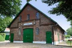 Fotos aus dem Hamburger Stadtteil Sülldorf im Bezirk Hamburg Altona; Wohnwirtschaftsgebäude am Sülldorfer Kirchenweg - die Scheune aus dem 19. Jahrhundert steht   unter Denkmalschutz.