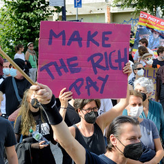 Demonstration "Wer hat der gibt" in Hamburg Blankenese am 21.08.21; Demonstrationszug - Schild, Make the rich pay.