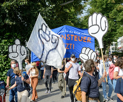 Demonstration "Wer hat der gibt" in Hamburg Blankenese am 21.08.21; Demonstrationszug mit Fäusten.