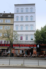 Fotos aus dem Hamburger Stadtteil Sankt Pauli, Bezirk Hamburg Mitte; Wohnhaus / Geschäftshaus mit Aussengastronomie an der Reeperbahn.