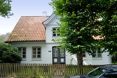 Fotos aus dem Hamburger Stadtteil Sülldorf im Bezirk Hamburg Altona; denkmalgeschütztes Wohnhaus am Heidhofsweg.