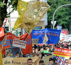 Demonstration "Wer hat der gibt" in Hamburg Blankenese am 21.08.21; Demonstrationzug mit Transparenten - Kapitalismus überwinden.