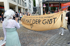 Demonstration "Wer hat der gibt" in Hamburg Blankenese am 21.08.21; goldenes Transparent - Die Reichen müssen für die Krise zahlen.