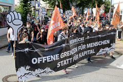 Demonstration "Wer hat der gibt" in Hamburg Blankenese am 21.08.21; Transparent - Seebrücke - schafft sichere Häfen - Offene Grenzen für Menschen statt für Kapital.