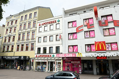 Fotos aus dem Hamburger Stadtteil Sankt Pauli, Bezirk Hamburg Mitte; Geschäftshäuser, Wohngebäude in der Reeperbahn.