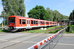 Fotos aus dem Hamburger Stadtteil Sülldorf im Bezirk Hamburg Altona.Haltestelle der S-Bahn bei der Sülldorfer Landstraße; die Schranke ist geschlossen ein S-Bahn Zug fährt Richtung Wedel.
