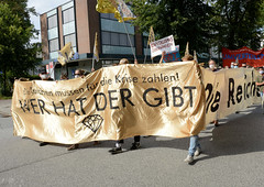 Demonstration "Wer hat der gibt" in Hamburg Blankenese am 21.08.21; goldenes Transparent - Die Reichen müssen für die Krise zahlen!