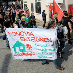 Demonstration "Wer hat der gibt" in Hamburg Blankenese am 21.08.21; Transparent - Vonovia enteignen, selbsorganisiert schöner wohnen.
