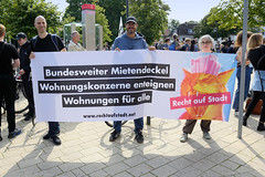 Demonstration "Wer hat der gibt" in Hamburg Blankenese am 21.08.21; Transparent - Bundesweiter Mietendeckel - Wohnungskonzerne enteignen - Wohnungen für alle.