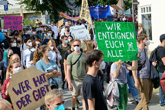 Demonstration "Wer hat der gibt" in Hamburg Blankenese am 21.08.21; Demonstrationszug - Schild Menschlichkeit statt Profitgier.